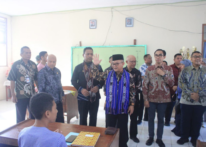 Wagub Dampingi Mendikdasmen Tinjau  SMKN 2 dan SMA Advent Wayame