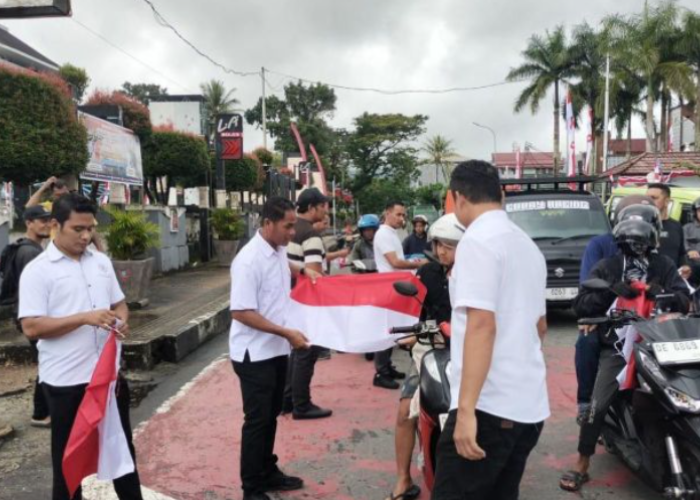 Polda Maluku Bagikan 430 Bendera Merah Putih, Ajak Warga Kibarkan Semangat Kemerdekaan