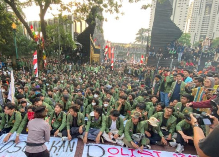 Bawa Spanduk 'Polisi Pembunuh', Mahasiswa Bobol Gerbang Polda Metro