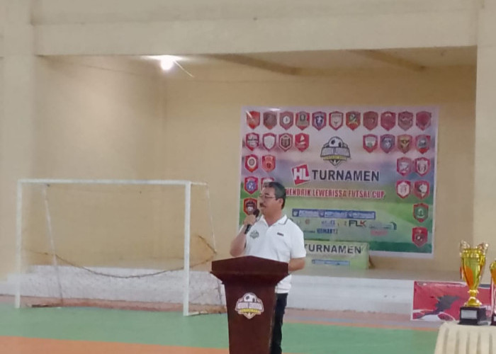 Gubernur Hendrik Tutup Turnamen HL Futsal Cup 2025 di Namlea