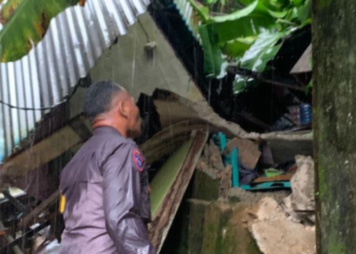 Longsor Terjang Batu Merah Dalam, Satu Rumah Warga Rata dengan Tanah – Polisi Turun Bantu Evakuasi