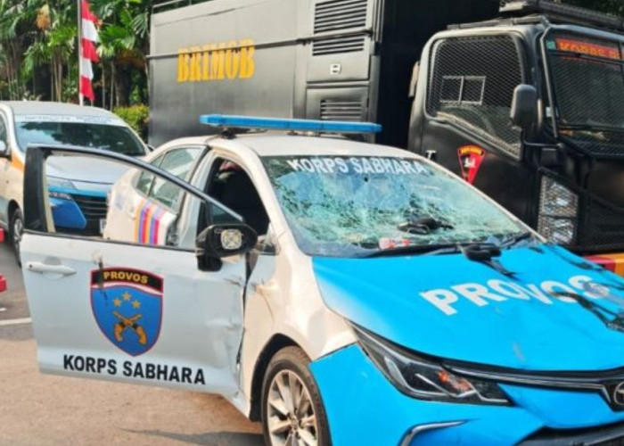 Aksi Demo di Depan Polda Metro, 1 Unit Mobil Polisi Hancurkan Massa
