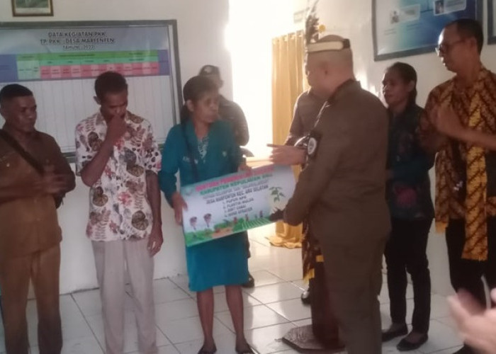 Dorong Kemandirian Ekonomi Desa, Bupati Kepulauan Aru Serahkan Bantuan Pertanian di Desa Marafenfen