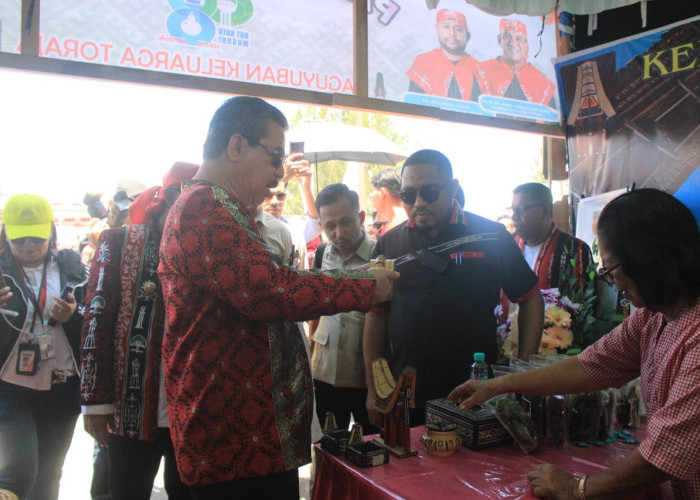 Gubernur Hendrik Lewerissa Tinjau Pameran UMKM dan Ikuti Makan Patita di Pelabuhan Ina Marina Masohi