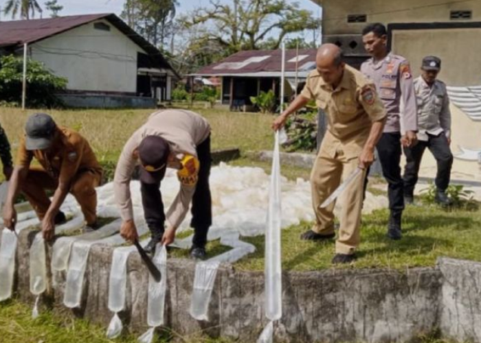 Tekan Kriminalitas, Polsek Salahutu Musnahkan 1.700 Liter Miras Jenis Sopi