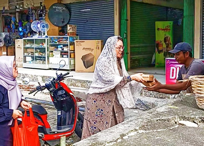 PKK Kota Ambon dan Majelis Taklim Al Madinah Berbagi Ratusan Takjil 