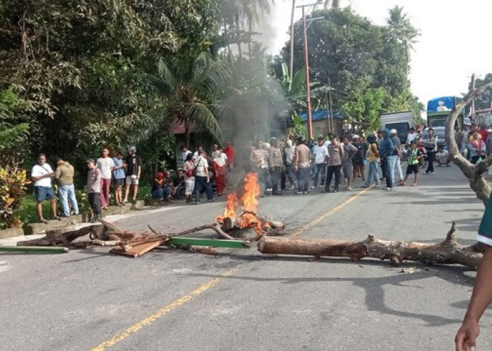 Protes Pemindahan Tahanan, Warga Tulehu Palang Jalan