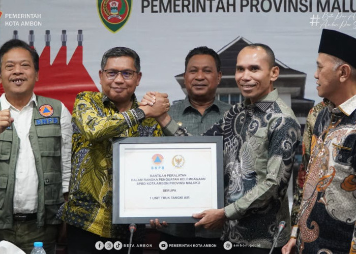Wali Kota Ambon Terima Mobil Tangki Air dari Komisi VIII DPR RI untuk Perkuat Penanganan Bencana