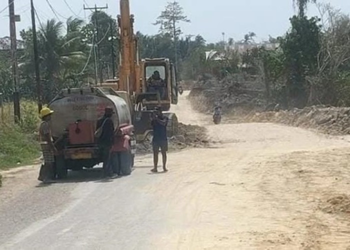 Ruas Jalan Cabang Empat Dikerjakan, Bupati Kepulauan Aru Tuai Apresiasi Warga 