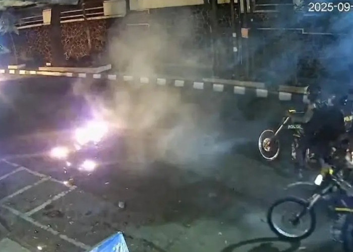Polisi Serang UNPAS Bandung dengan Gas Air Mata, 12 Orang Pingsan