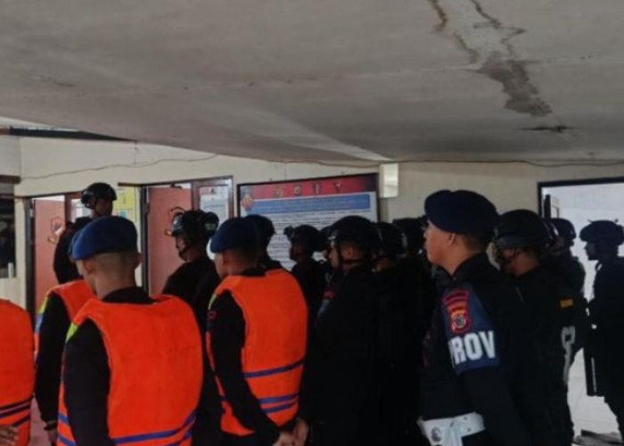 Brimob Maluku Siaga Antisipasi Bencana di Ambon, Pasca Longsor dan Banjir Meluas