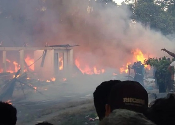 Belasan Kios di Pasar Piru Terbakar