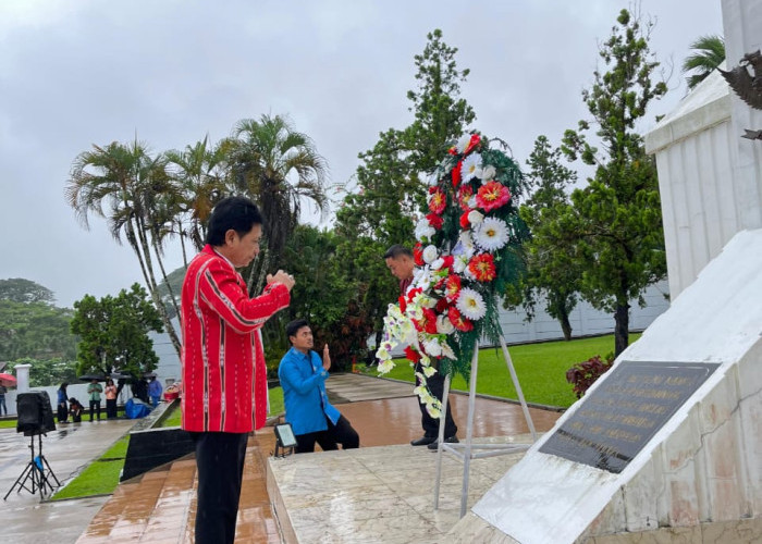 HUT ke-80, Pemprov Maluku Tabur Bunga di Makam Pahlawan Kapahaha