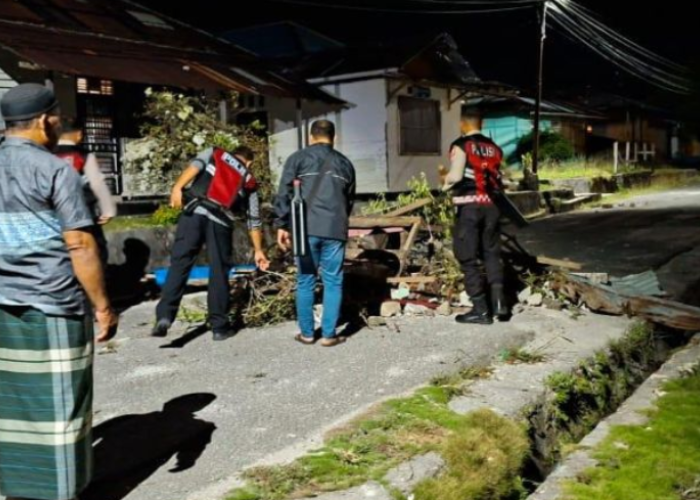 Polda Maluku Bongkar Blokade Jalan oleh OTK di Desa Liang