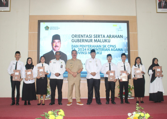 Gubernur Serahkan 99 SK CPNS Kanwil  Kemenag Maluku