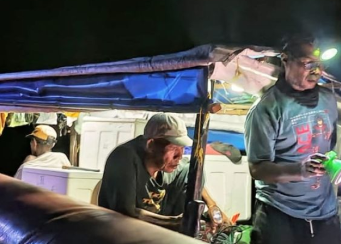 Lima Nelayan Dobo Diselamatkan Tim SAR Usai Longboat Alami Kerusakan Mesin