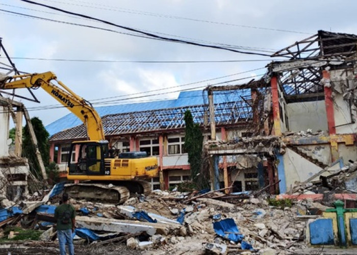 Pemkab Aru Rubuhkan Gedung SD 1 dan 2 Dobo   