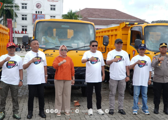 World Cleanup Day, Pemkot Ambon Resmikan Sembilan Dumptruck dan Beri Sembako ke Petugas Kebersihan