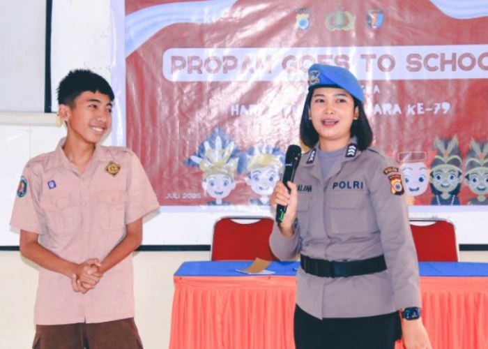 Polda Maluku Gencarkan Edukasi Lalu Lintas ke Pelajar SMP lewat Program Propam Goes To School