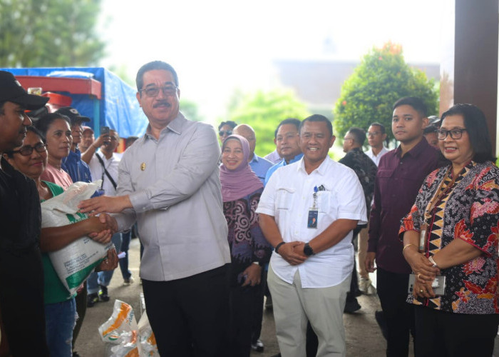 Gubernur Maluku Resmi Serahkan Bantuan Beras untuk 199.990 Kepala Keluarga