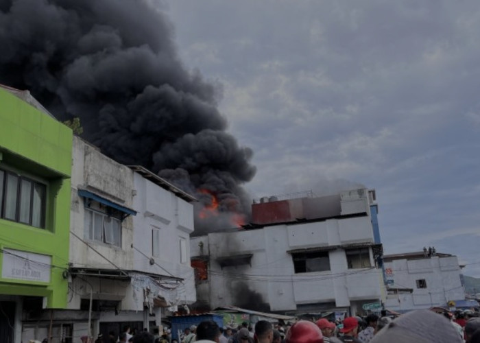 Damkar Ambon Kendalikan Kebakaran Tujuh Ruko di Pasar Batu Merah