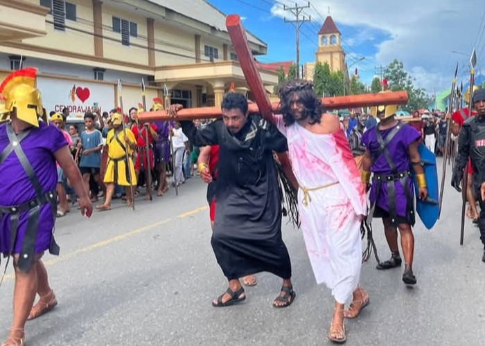 Maknai Pengorbanan Yesus, Warga Jemaat GPM Dobo Lakukan Visualisasi Jalan Salib