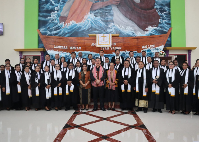 Gubernur Hendrik Hadiri  Pentahbisan Gedung Gereja Lyawan Soru di Tanimbar