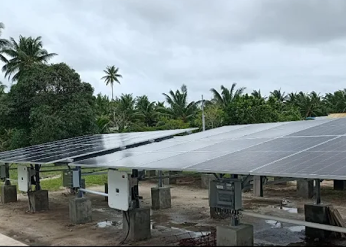 Warga Desa Ujir Kepulauan Aru Mulai Nikmati Listrik PLTS 