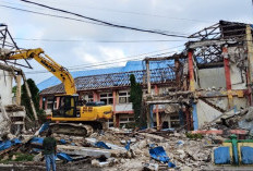 Pemkab Aru Rubuhkan Gedung SD 1 dan 2 Dobo   