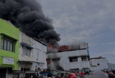 Damkar Ambon Kendalikan Kebakaran Tujuh Ruko di Pasar Batu Merah