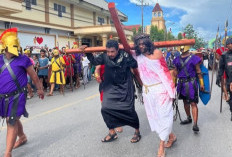 Maknai Pengorbanan Yesus, Warga Jemaat GPM Dobo Lakukan Visualisasi Jalan Salib